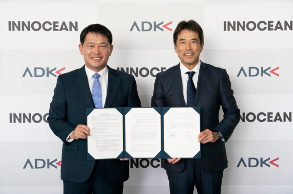 이노션(대표이사 이용우)은 67년 전통의 일본 메이저 광고대행사 ADK와 전략적 협업을 위한 양해각서(MOU)를 체결했다고 20일 밝혔다. 사진은 이용우 이노션 대표이사(왼쪽)와 토시야 오야마 ADK 대표이사(오른쪽). ⓒ이노션